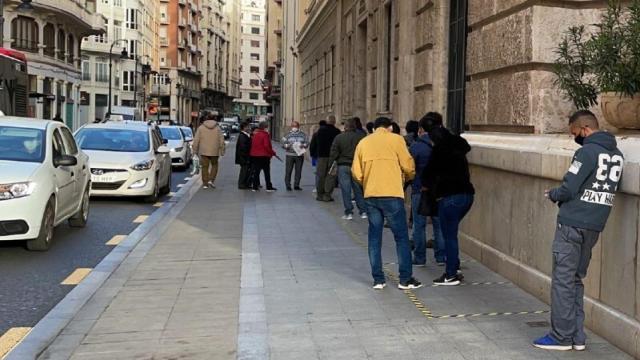 Cola para el servicio del Padrón Municipal de Valencia en la calle Periodista Azzati. EE