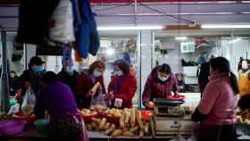 Imagen de un mercado de Wuhan, donde según la OMS no se originó el coronavirus.