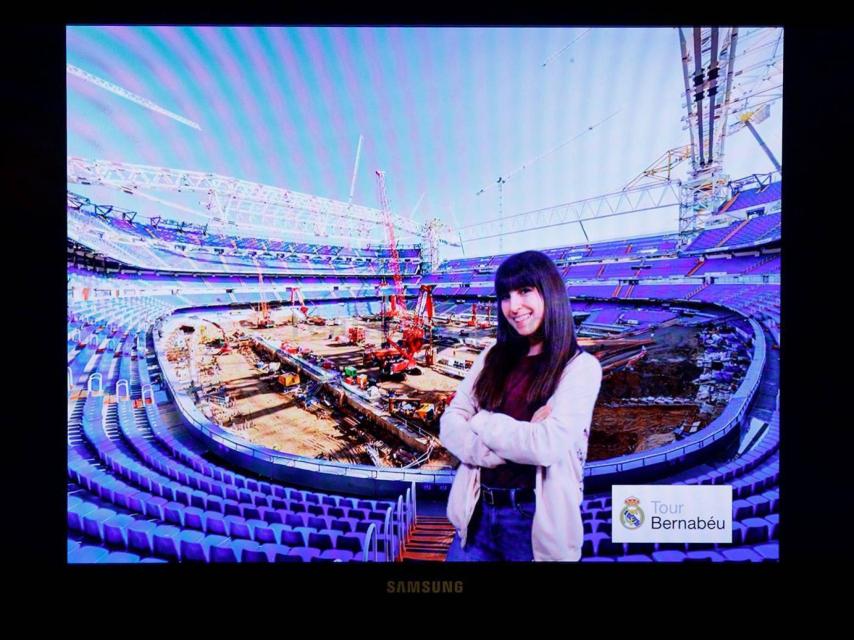 Una aficionada se fotografía con las obras del Santiago Bernabéu