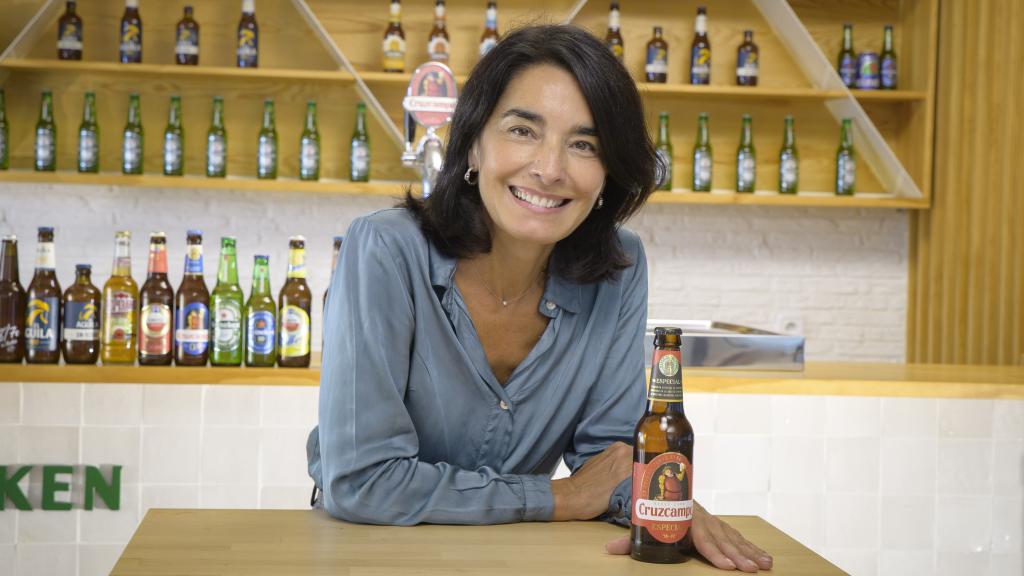 Carmen Ponce con una de sus cervezas favoritas: la Cruzcampo.