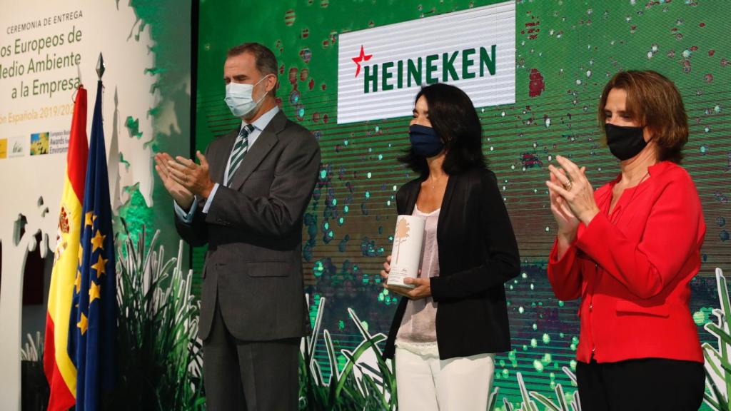 Carmen Ponce al recibir el Premio Europeo de Medio Ambiente de la Fundación Biodiversidad 2020. A su lado el Rey Felipe VI y la ministra de Transición Ecológica, Teresa Ribera.