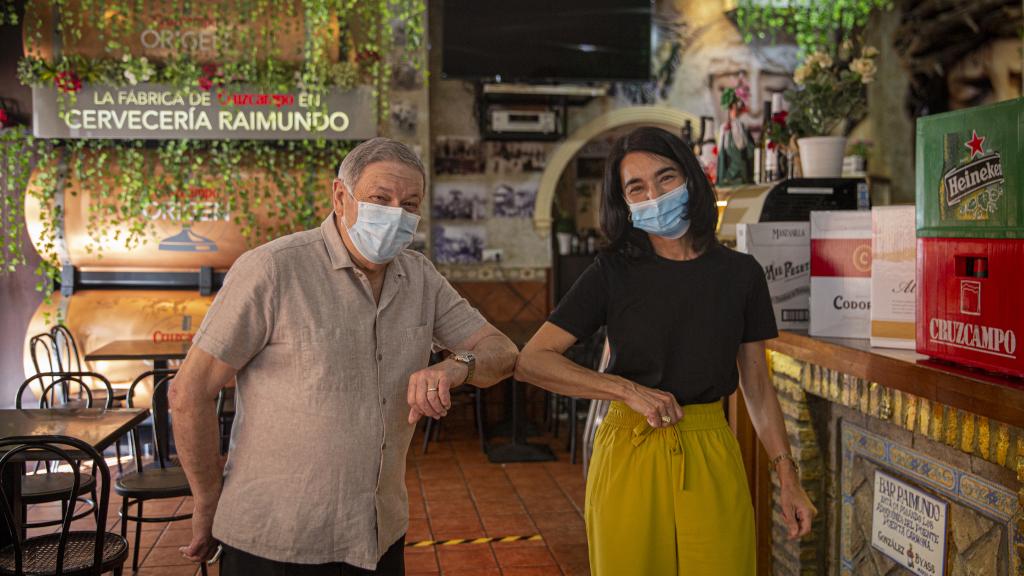 Carmen junto a un hostelero que ha recibido productos de la Fundación Cruzcampo gracias a programa 'Fuerzabar'.