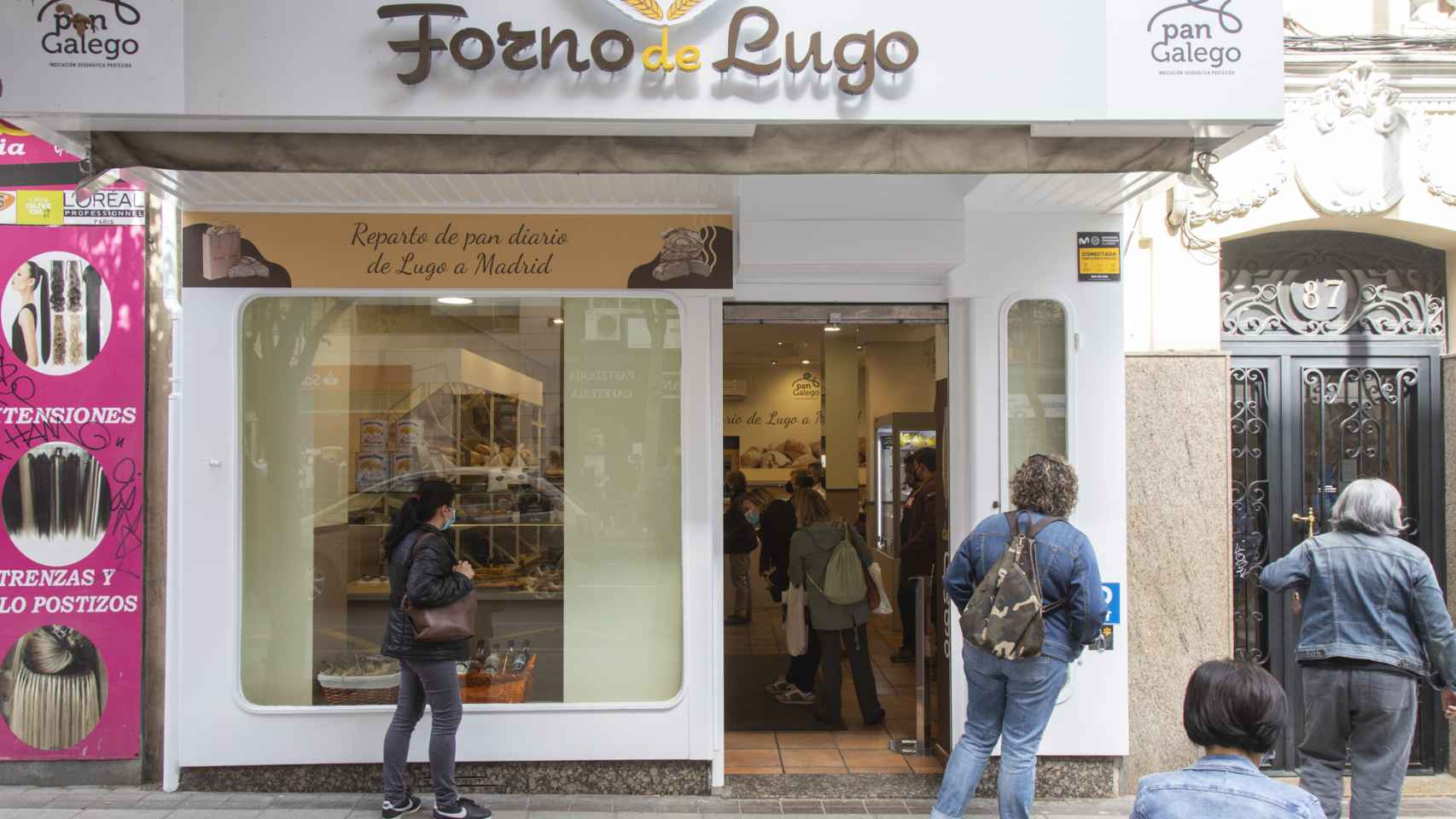 Una muchedumbre de clientes en la panadería Forno de Lugo de la calle López de Hoyos.