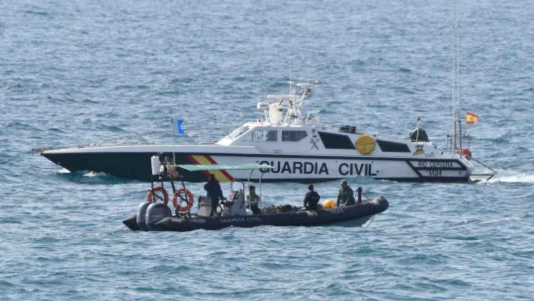 Personal del GEAS de la Guardia Civil buscando a los tripulantes de la patera que naufragó en Mazarrón.