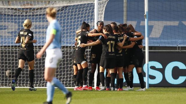 Piña de las jugadoras del Barcelona Femenino para celebrar un gol en la Women's Champions League