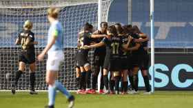 Piña de las jugadoras del Barcelona Femenino para celebrar un gol en la Women's Champions League