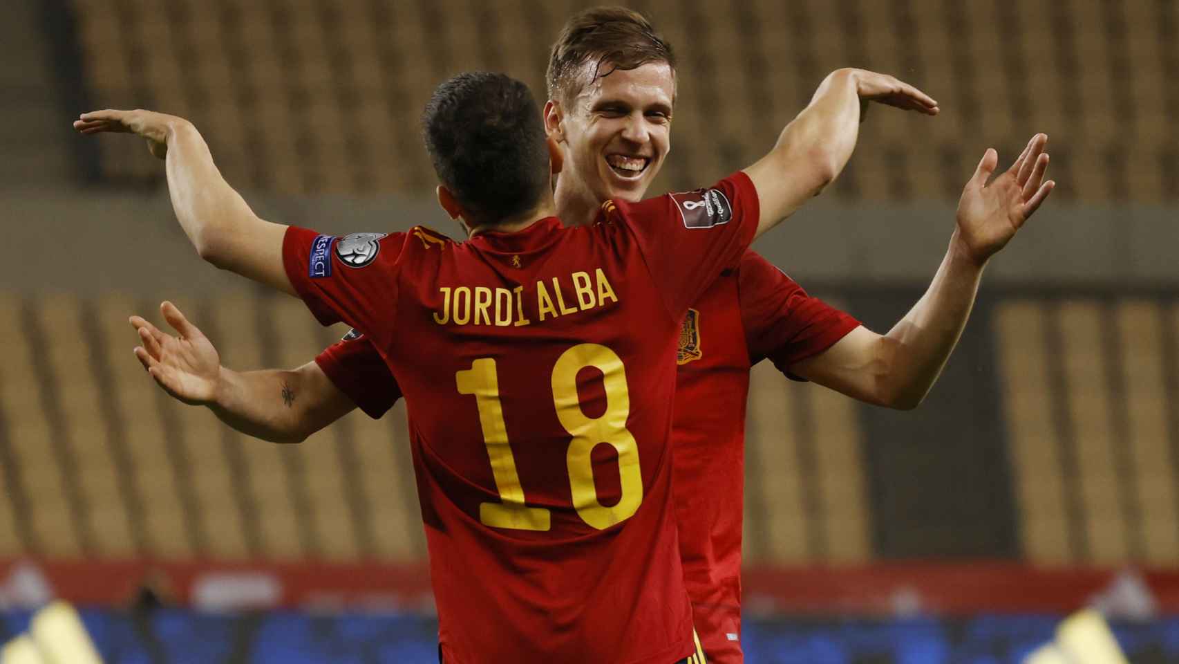Jordi Alba felicita a Dani Olmo por su gol con la selección española