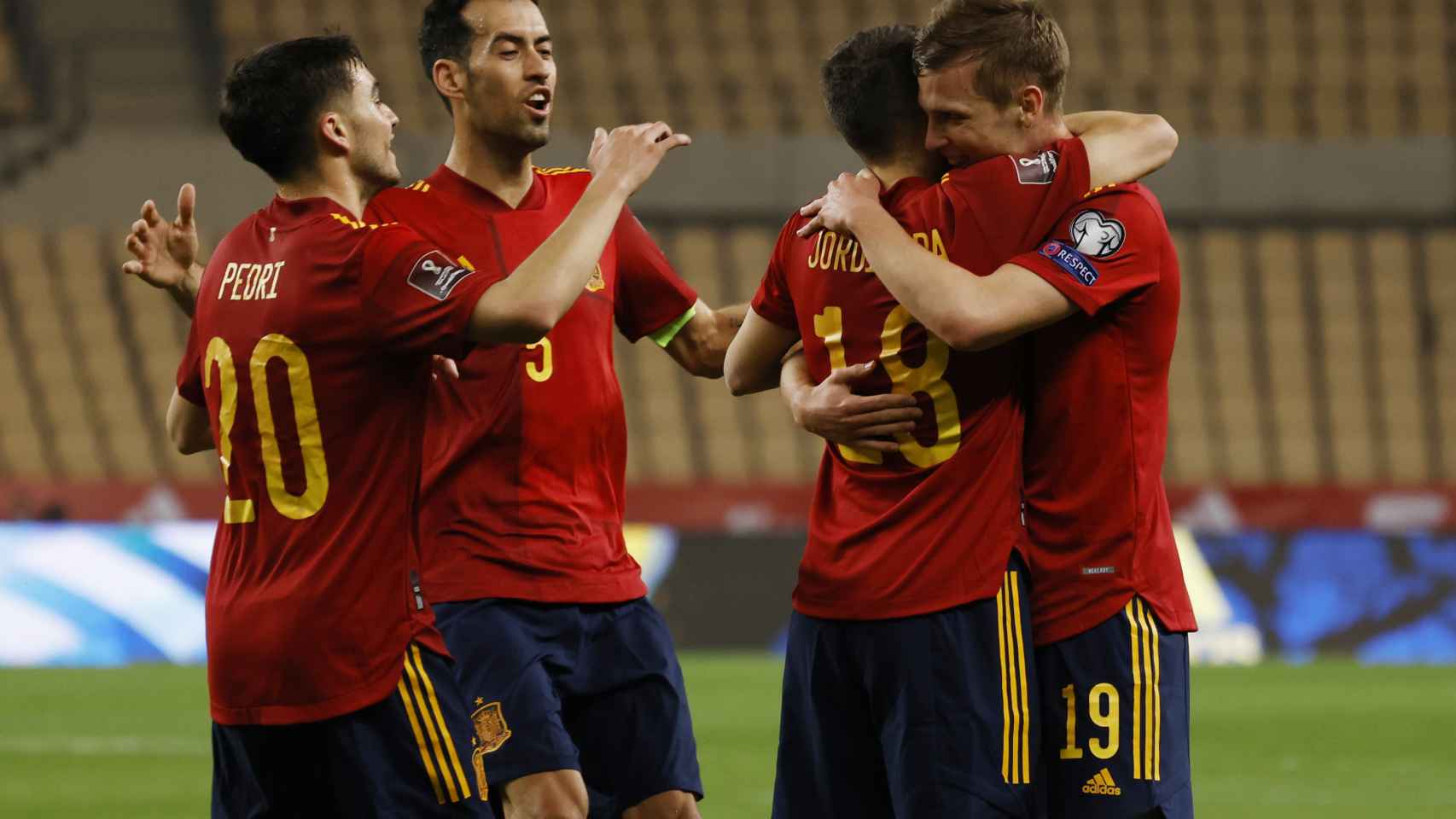 Piña de los jugadores de la selección española para celebrar el gol de Dani Olmo