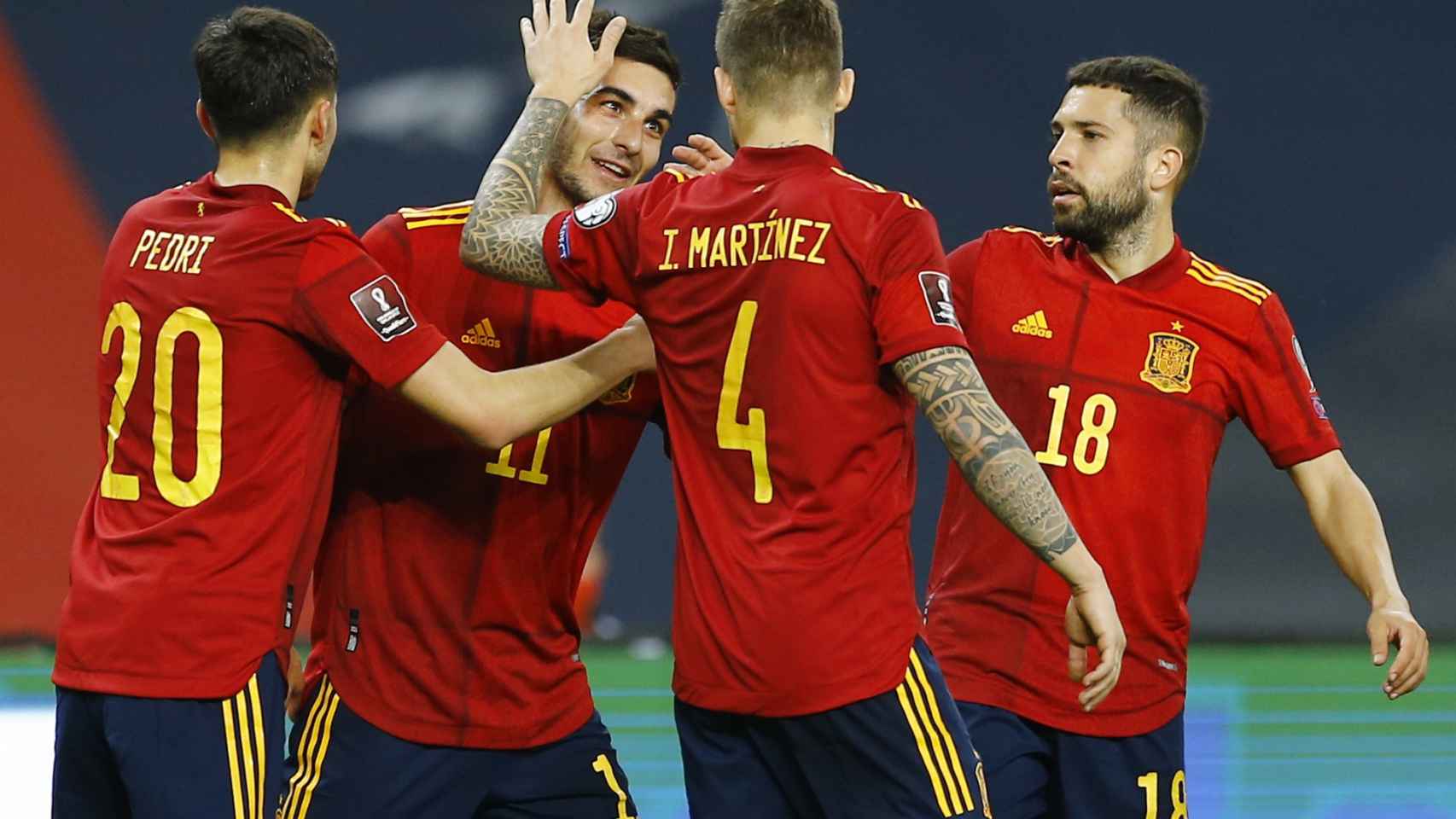 Ferrán Torres celebra con sus compañeros de la selección española su gol