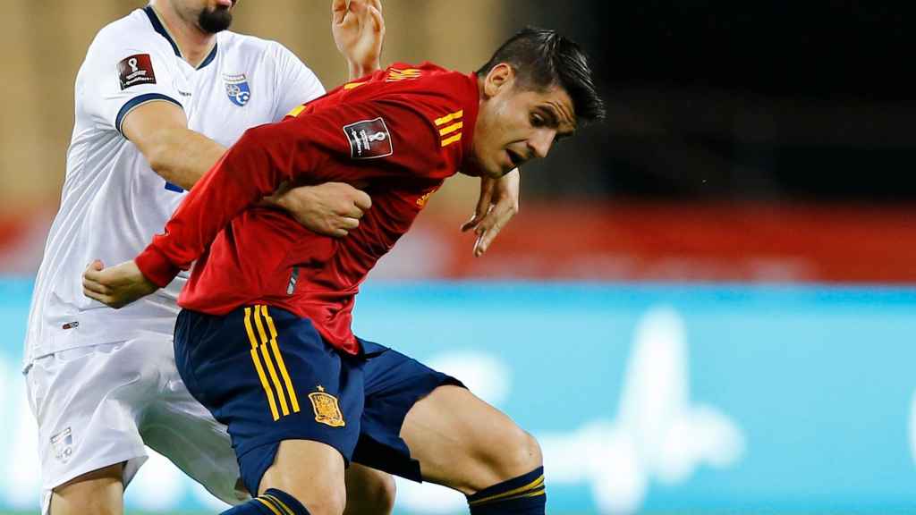 Álvaro Morata protege el balón ante Ibrahim Dresevic