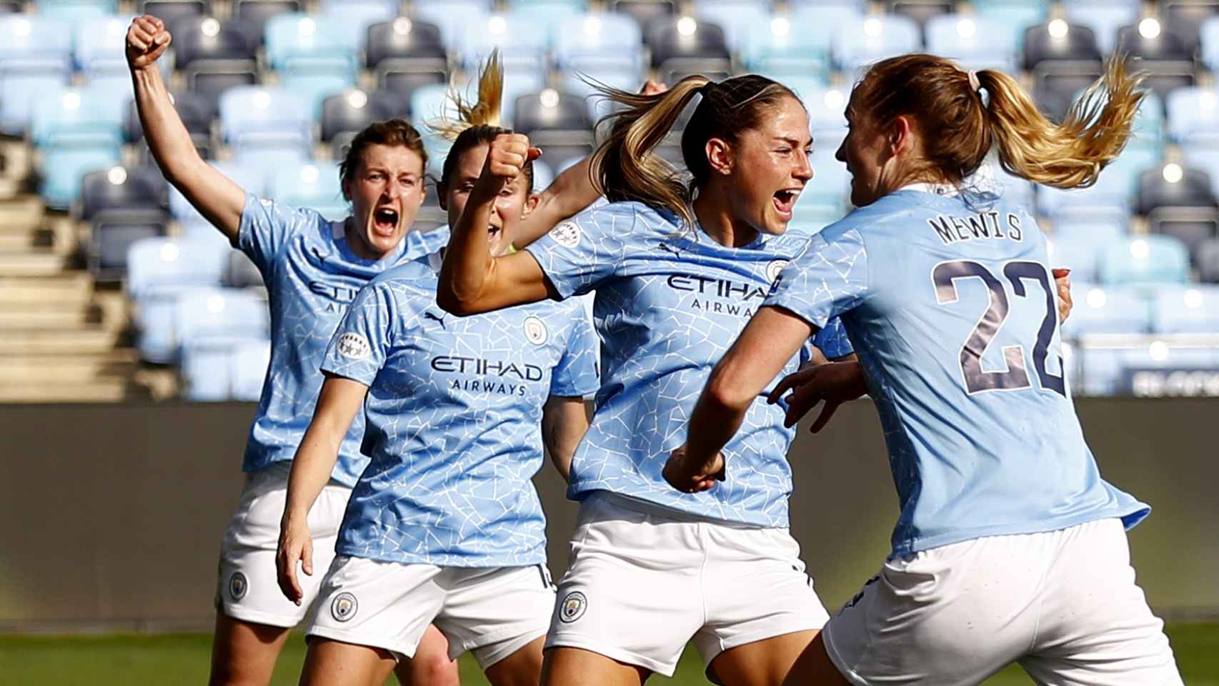 Janine Beckie celebra un gol con el Manchester City Femenino en la Women's Champions League