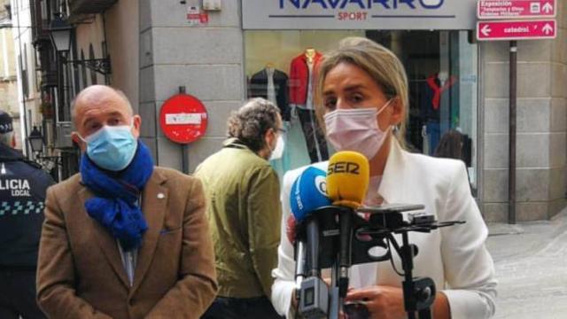 La alcaldesa de Toledo, Milagros Tolón, en una rueda de prensa esta mañana en un lugar emblemático del Casco Histórico