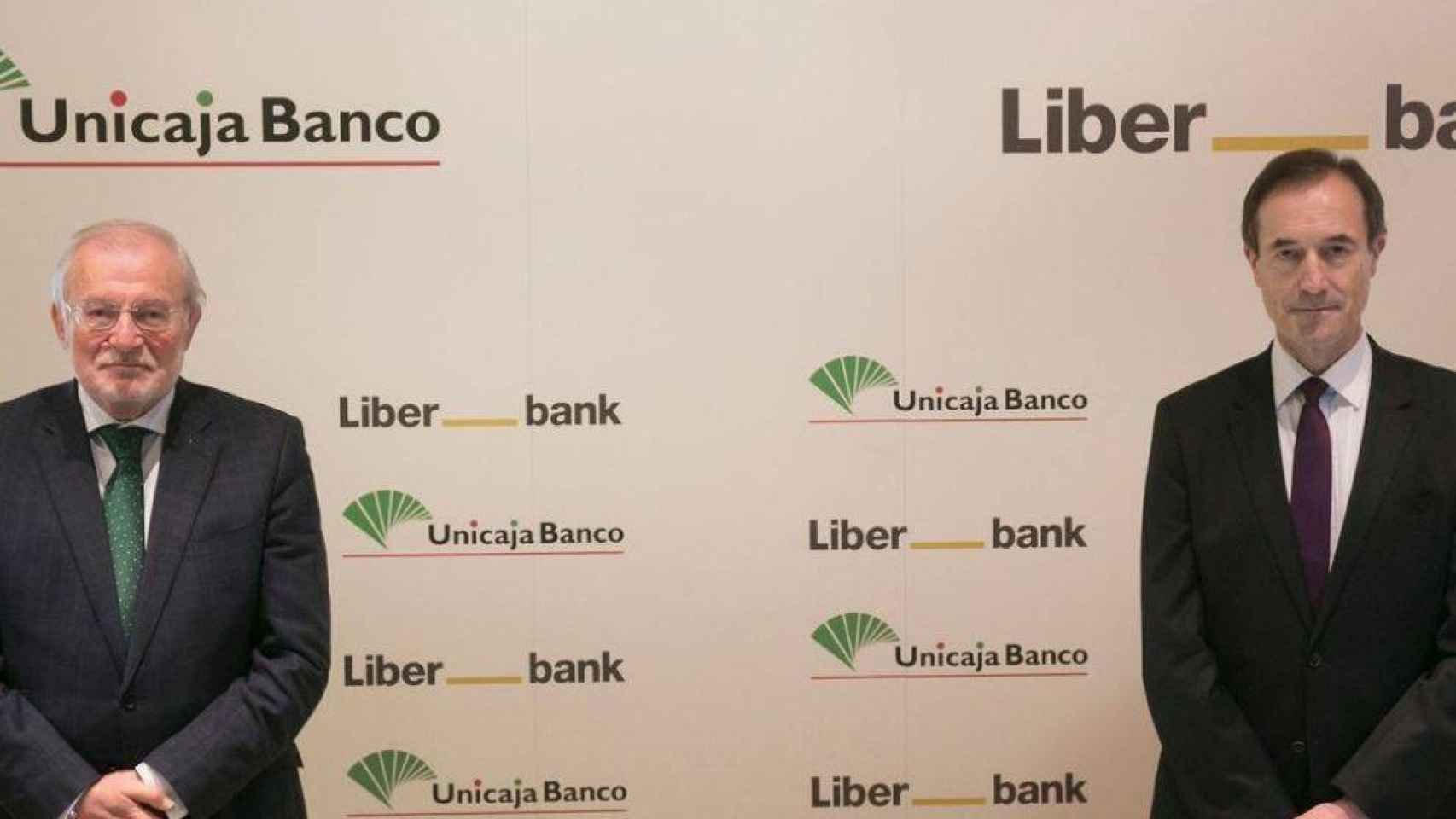 El presidente de Unicaja Banco, Manuel Azuaga, y el consejero delegado de Liberbank, Manuel Menéndez