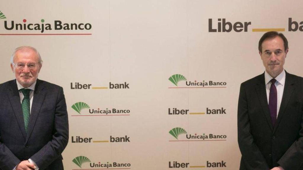 El presidente de Unicaja Banco, Manuel Azuaga, y el consejero delegado de Liberbank, Manuel Menéndez.