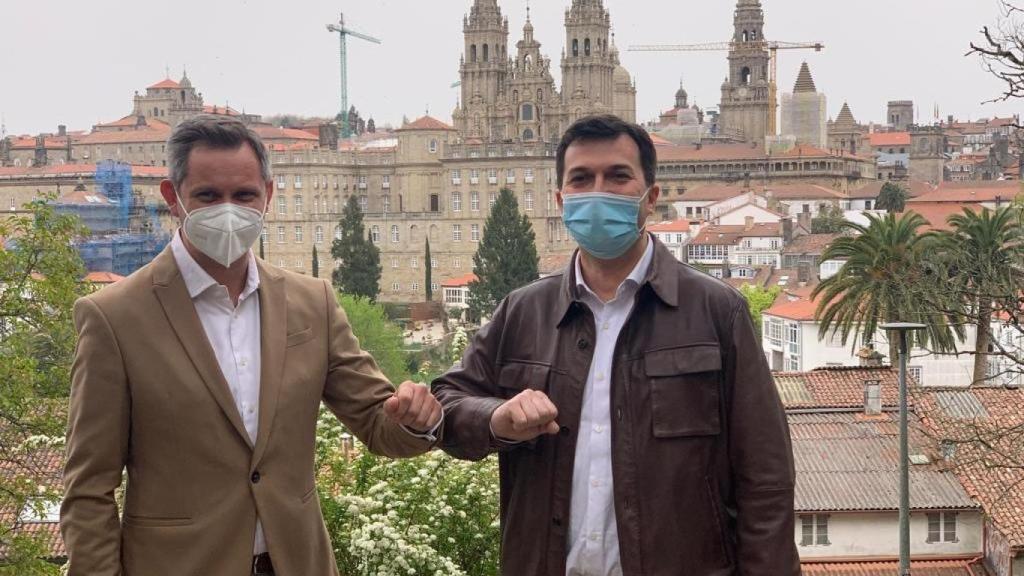 El nuevo delegado del Gobierno en Galicia, José Miñones (i), junto al secretario general del PSdeG, Gonzalo Caballero.