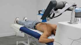 El robot masajista de Adamo tratando la espalda de uno de sus pacientes.