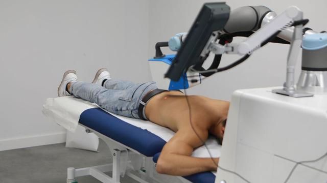 El robot masajista de Adamo tratando la espalda de uno de sus pacientes.