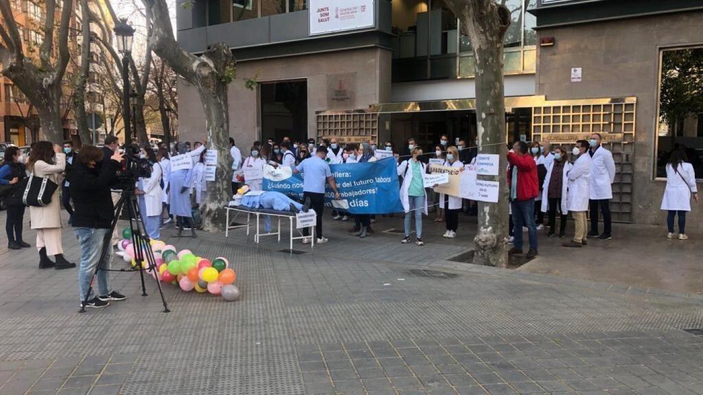 Los trabajadores del departamento de Torrevieja a las puertas de Sanidad.