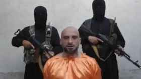 Alessandro Sandrini junto al grupo terrorista que le secuestró.