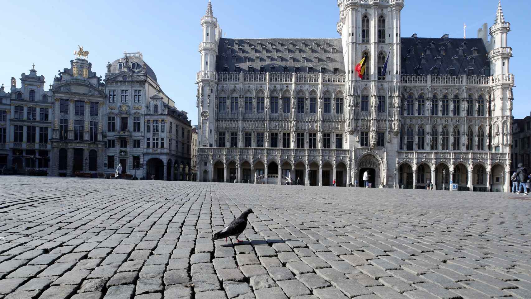 La Grand Place de Bruselas, vacía debido a las medidas sanitarias para frenar la expansión del coronavirus.