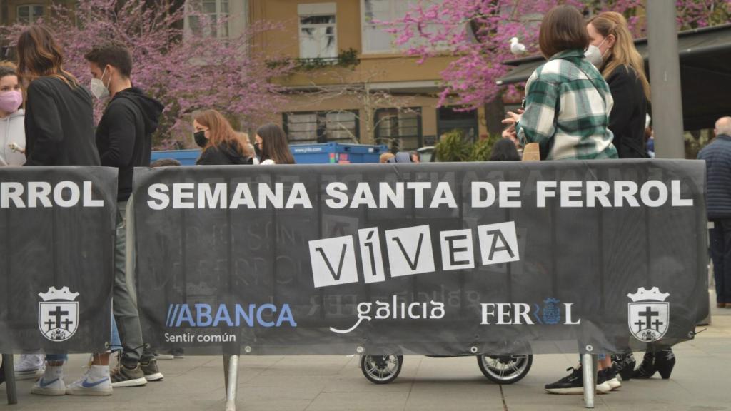 Cola para entrar a una de carpas donde se exponen los tronos de la Semana Santa Ferrolana, en la plaza de Amboage.