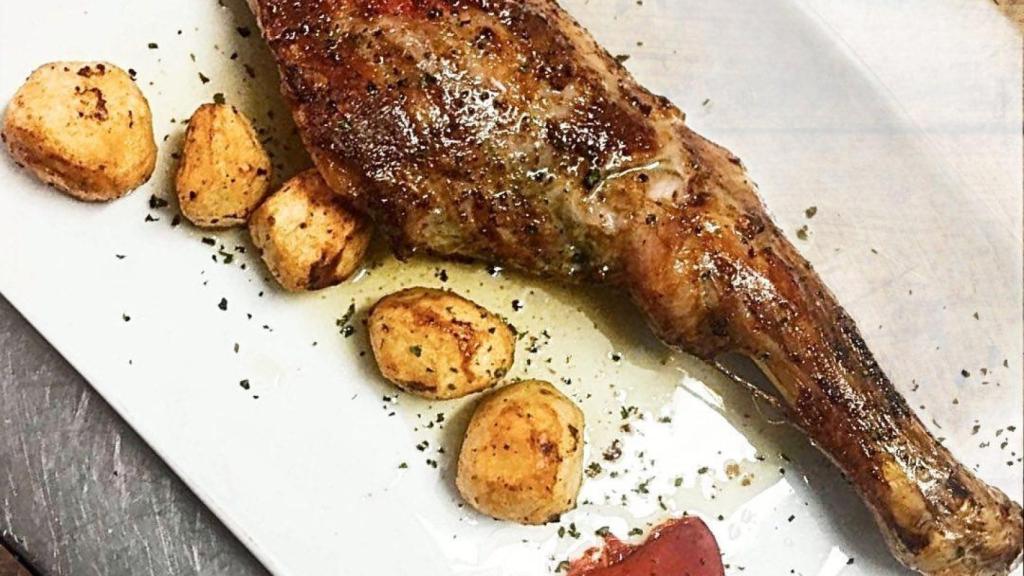 Paletilla de cordero “estilo abuela” con patatitas asadas y pimientos del piquillo del Asador Coruña (fuente: Instagram Asador Coruña)