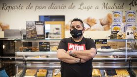 El dueño del Forno de Lugo, Héctor Pérez, en una de las siete panaderías que tiene en Madrid.