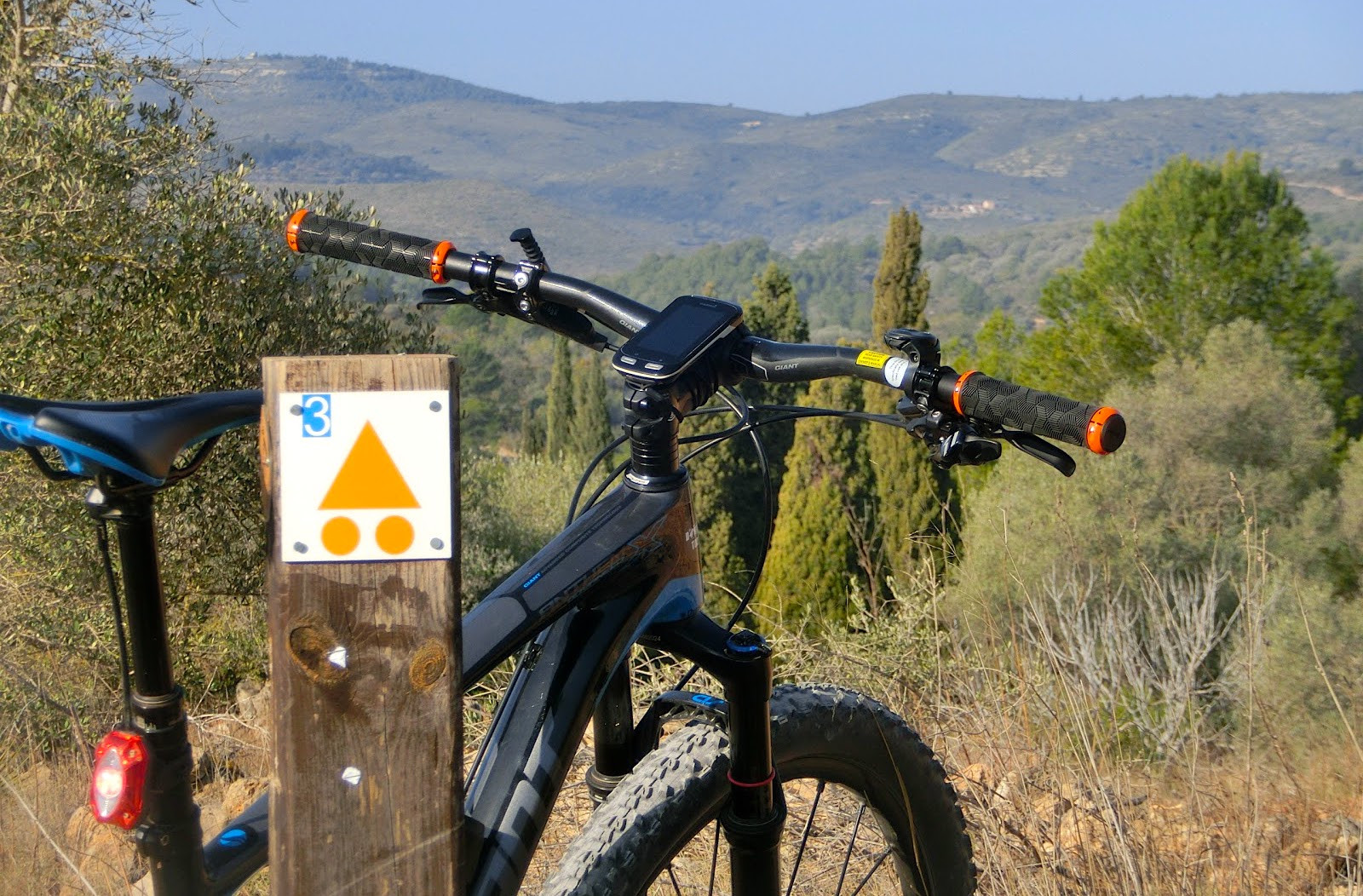 Señalización de una ruta BTT en Galicia.