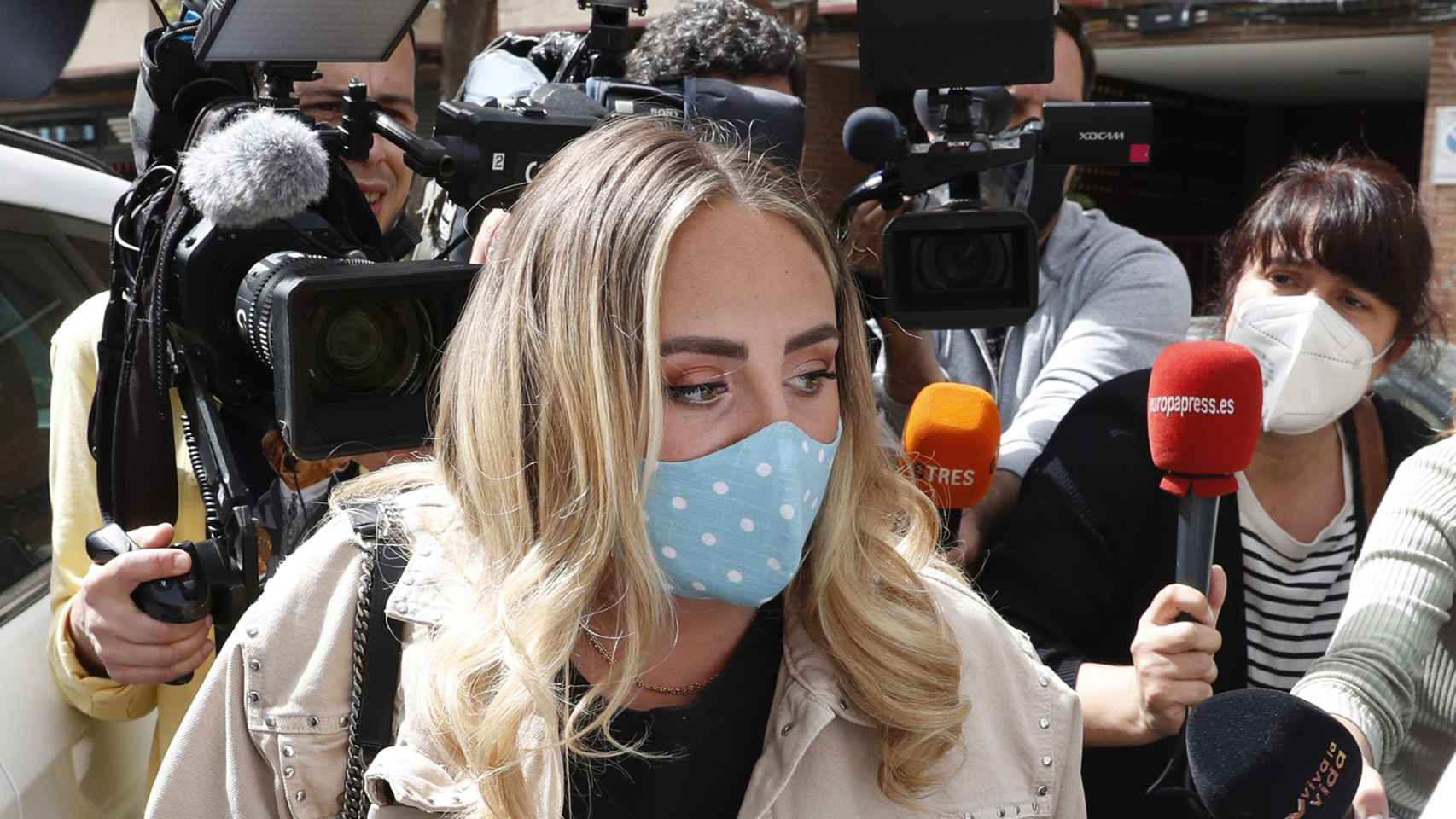 Rocío perseguida por la prensa durante su estancia en Madrid.