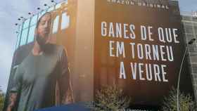 La pancarta de Sergio Ramos en el centro de Barcelona para promocionar su segunda serie documental en Amazon Prime. Foto: Twitter (@urisole)