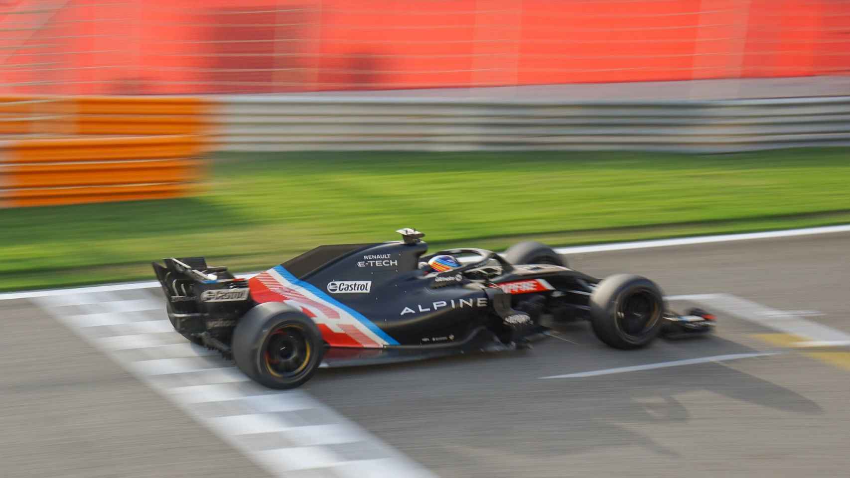 Fernando Alonso, con las ruedas de Pirelli de 18' en el circuito de Bahrein