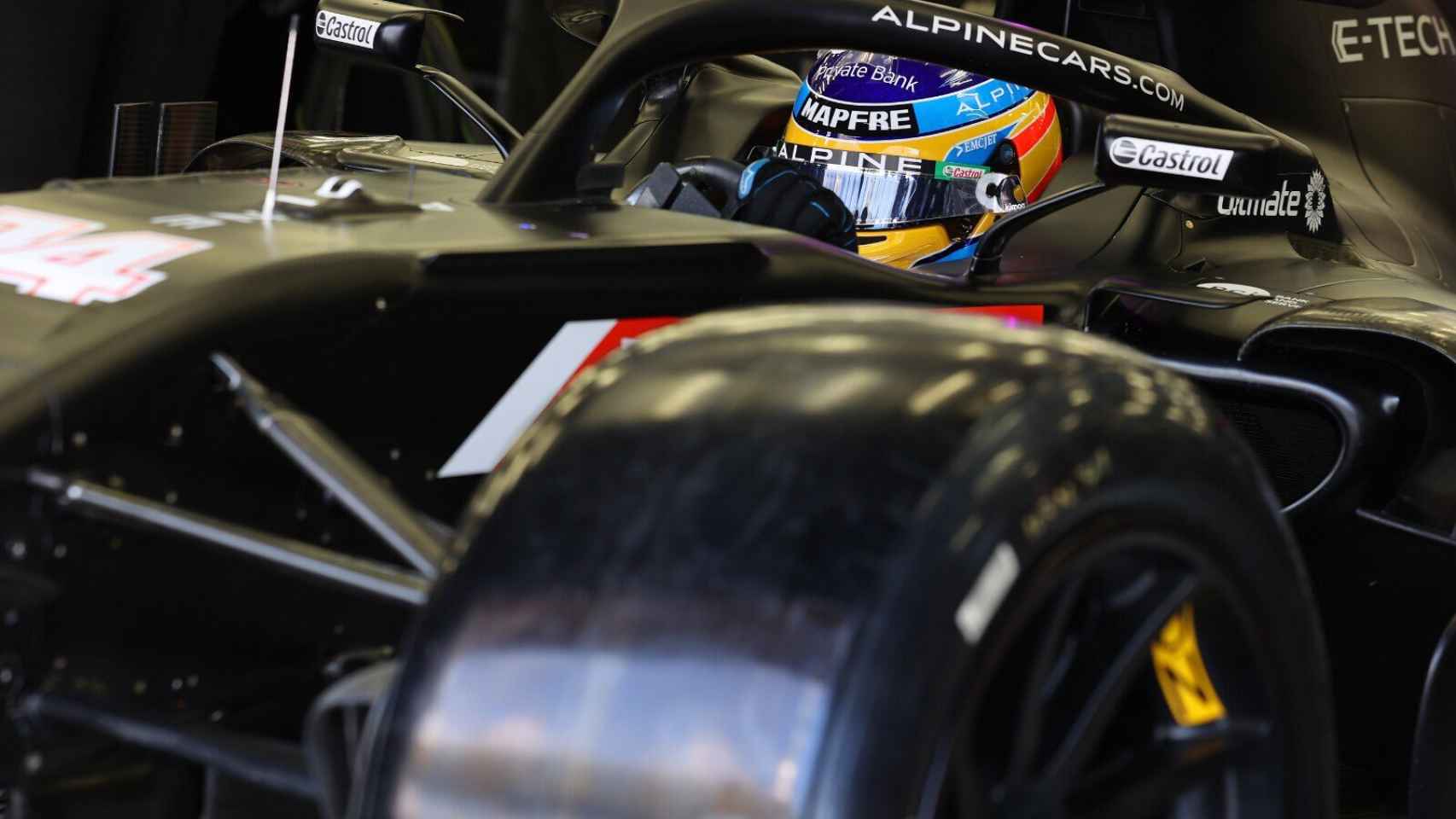 Fernando Alonso con las nuevas ruedas de Pirelli