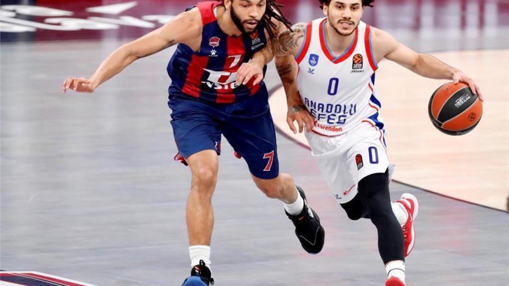 Henry (Baskonia) defendiendo a Larkin (Anadolu Efes)