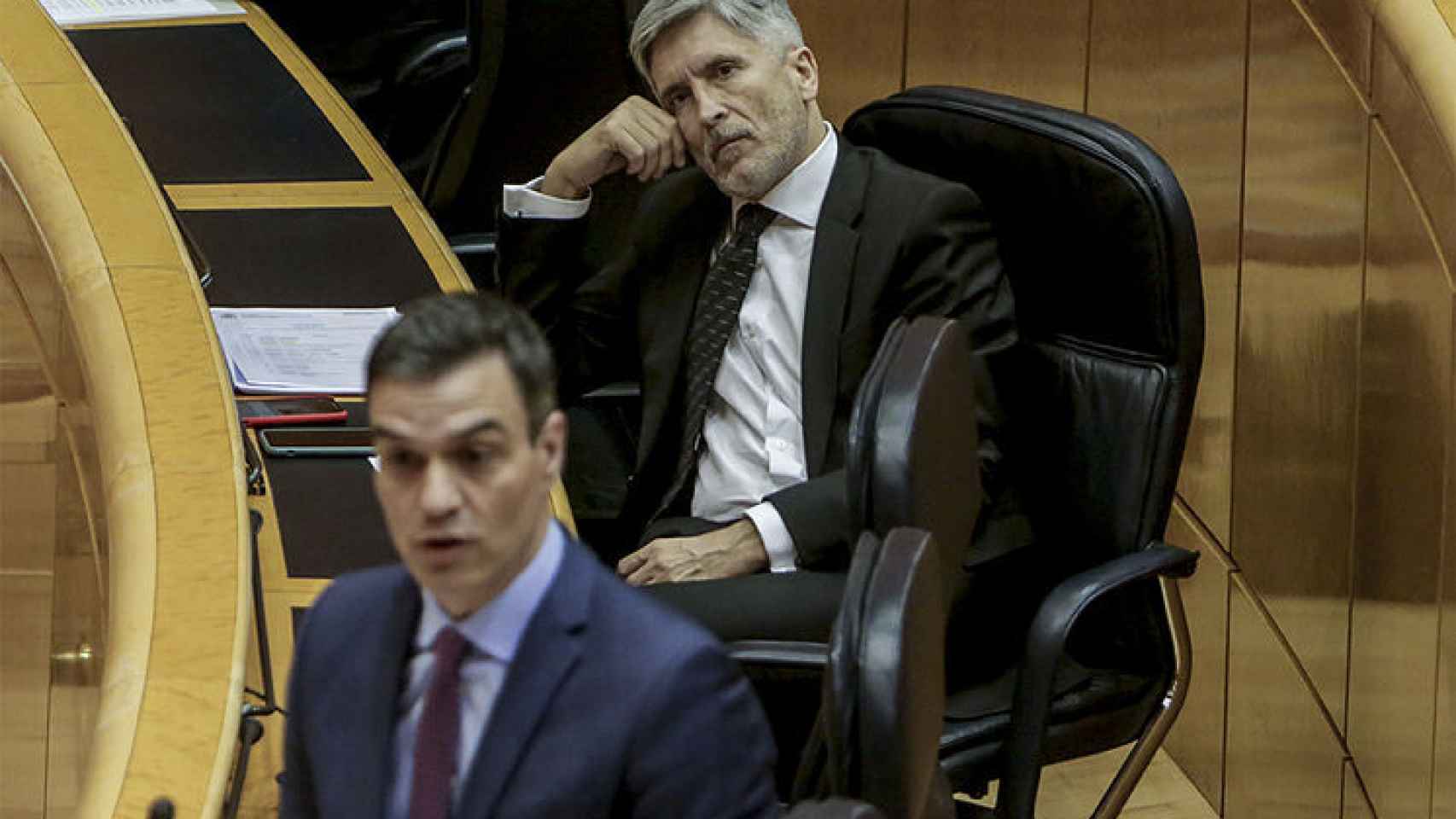 El ministro del Interior, Fernando Grande-Marlaska, en el Senado junto al presidente del Gobierno, Pedro Sánchez.