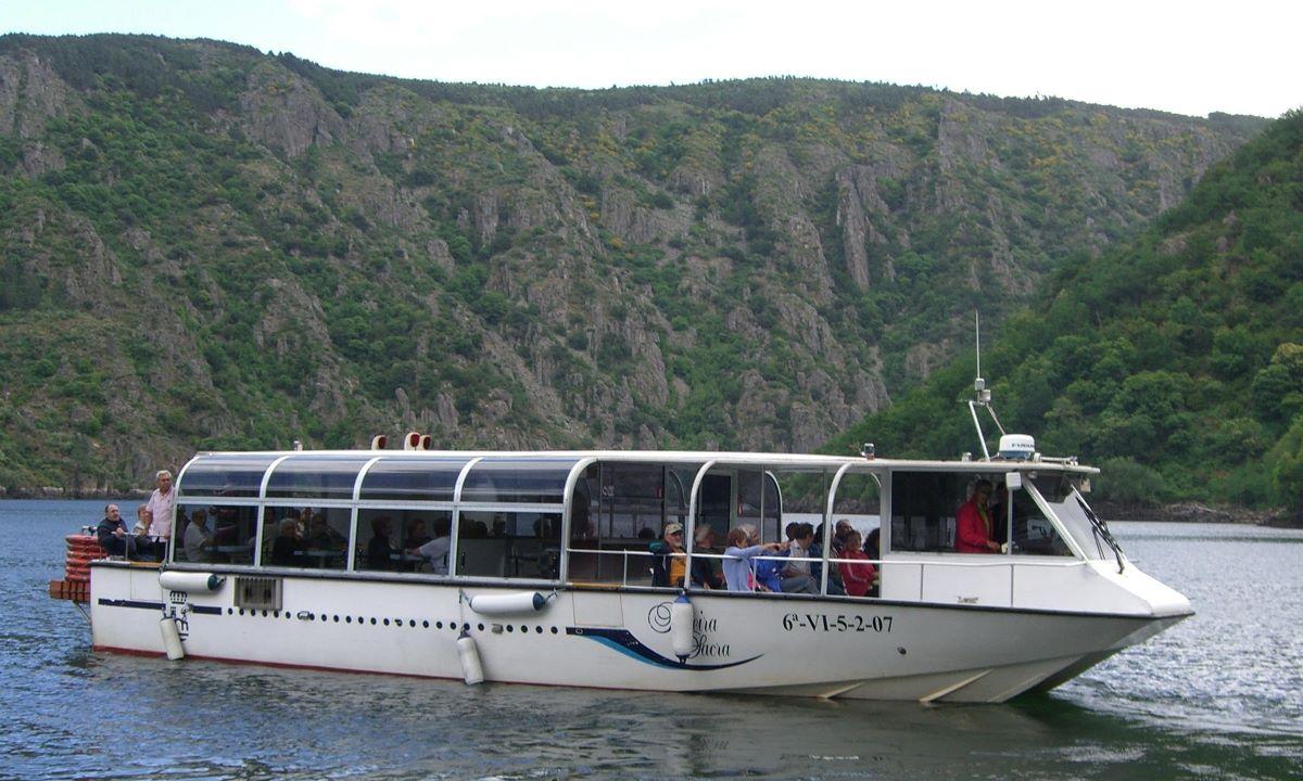 Catamarán por la Ribeira Sacra  turismourense.com