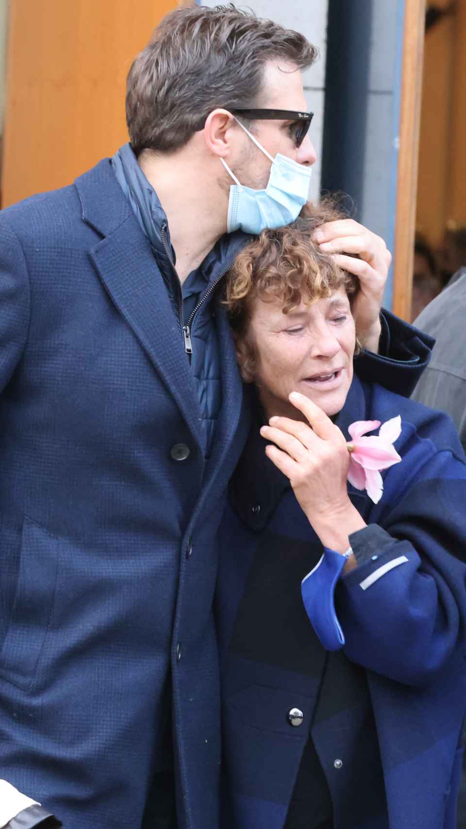 Rosa, madre de Álex Casademunt, junto a su hijo Joan en el funeral del artista.