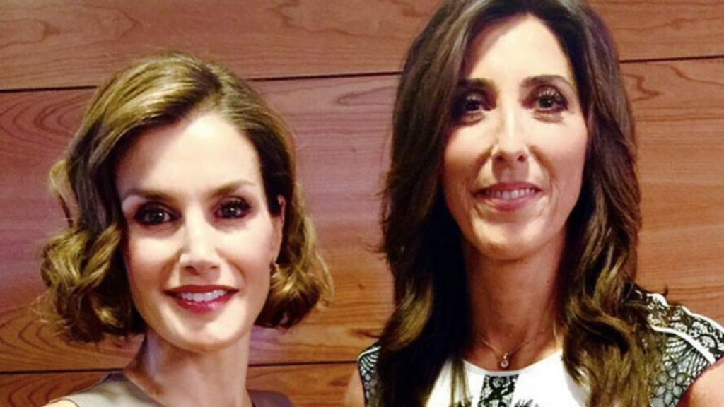 La presentadora junto a la reina Letizia en 2015.