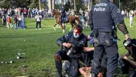 Un agente herido en la cabeza durante los enfrentamientos en un parque de Bruselas.