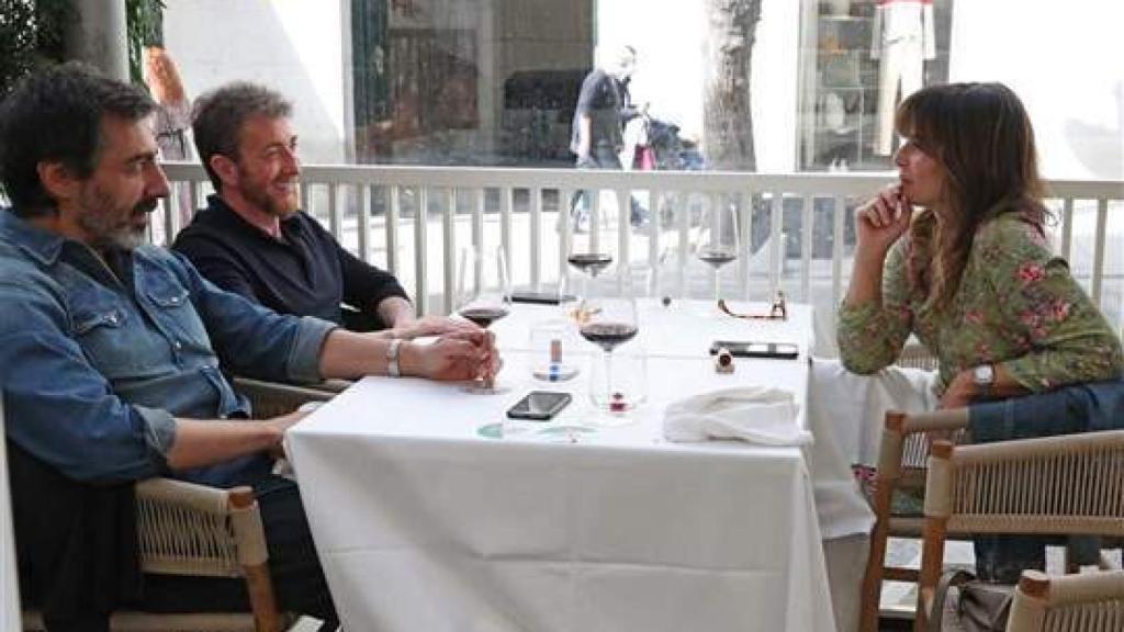 Pablo Motos y Juan del Val charlando con Nuria Roca en la sobremesa.