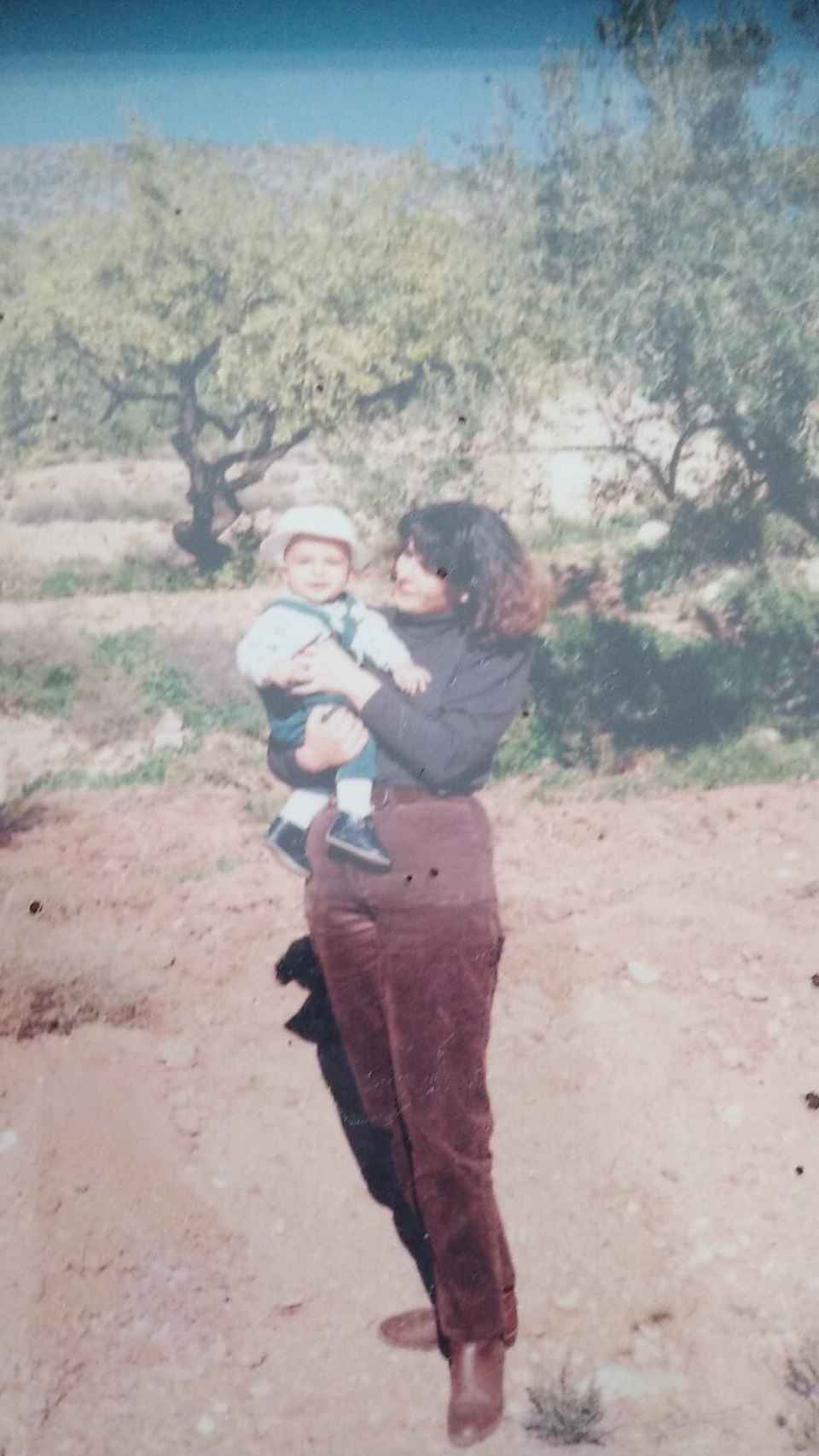 Mabel Campuzano con su hijo, Antonio, en brazos.