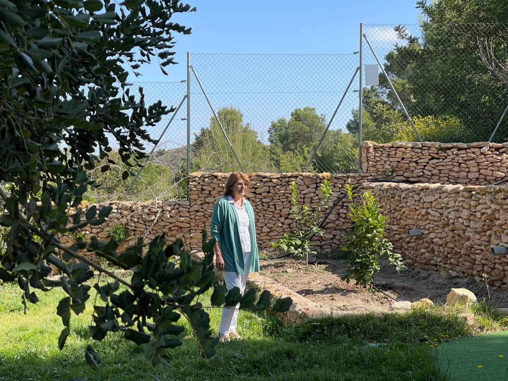 La casa de la consejera tiene un amplio jardín y una terraza con vistas a Murcia.