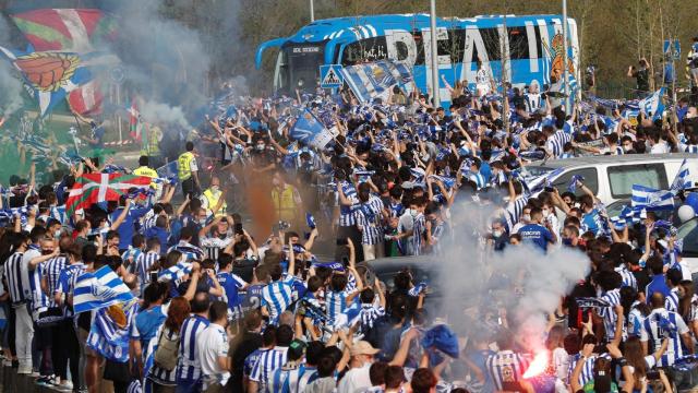 La afición de la Real Sociedad, congregada para despedir al equipo antes de jugar la final de la Copa del Rey