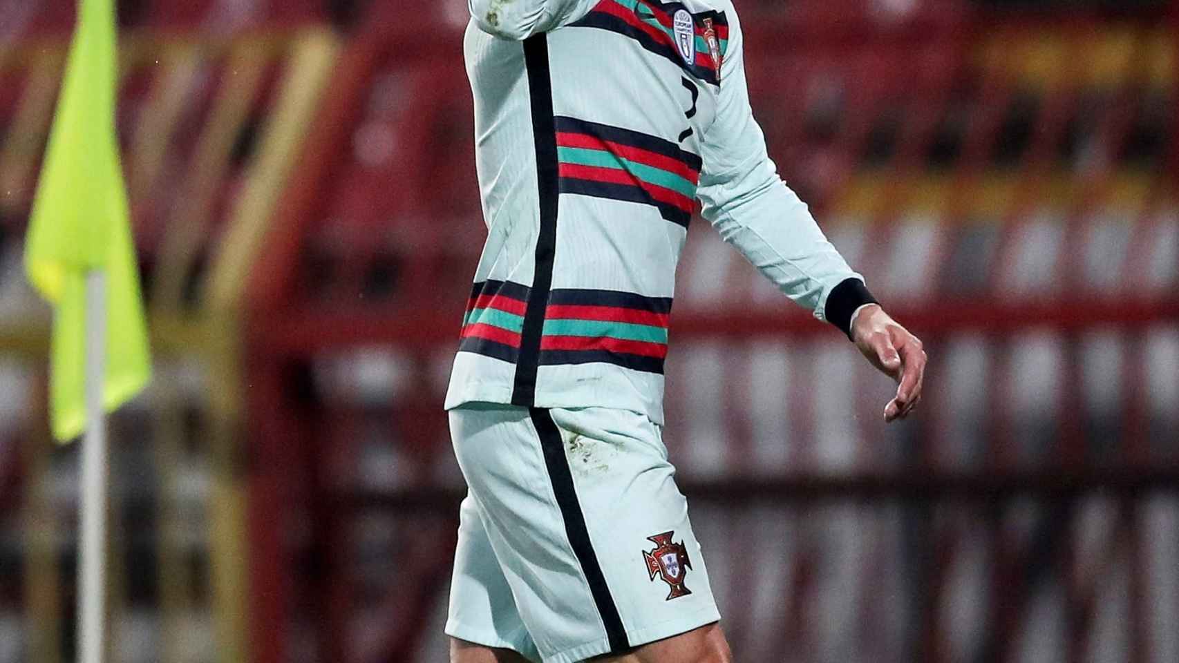 Cristiano Ronaldo lanza el brazalete de capitán al césped con Portugal