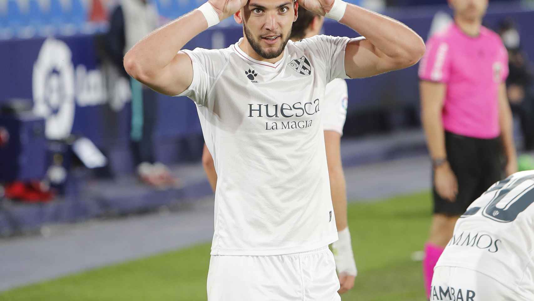 Rafa Mir celebra un gol con el Huesca