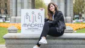 Sofía Miranda junto al logo de la candidatura de Madrid a capital del deporte mundial