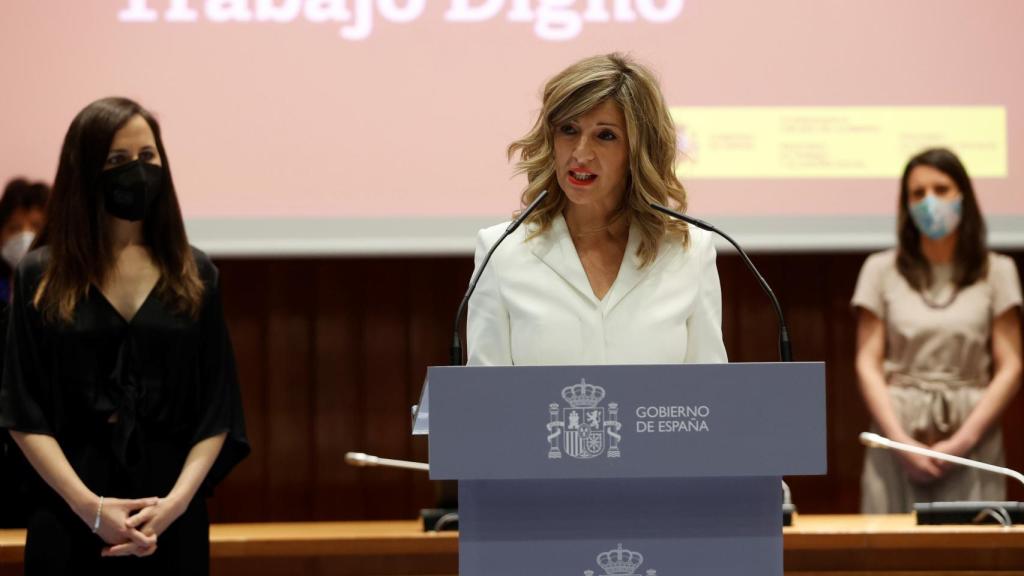 Yolanda Díaz, en el discurso de su toma de posesión, entre las ministras Ione Belarra e Irene Montero.