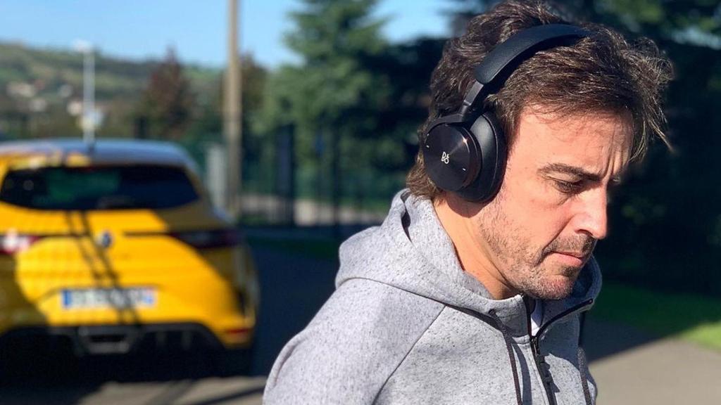 Fernando Alonso junto a su Renault Mégane RS en una imagen de su cuenta de Instagram.