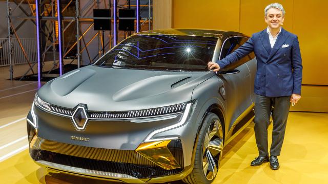 Imagen de Luca de Meo, junto a un prototipo que avanza el próximo Renault Mégane eléctrico.