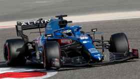Fernando Alonso compitiendo con su nueva escudería Alpine.