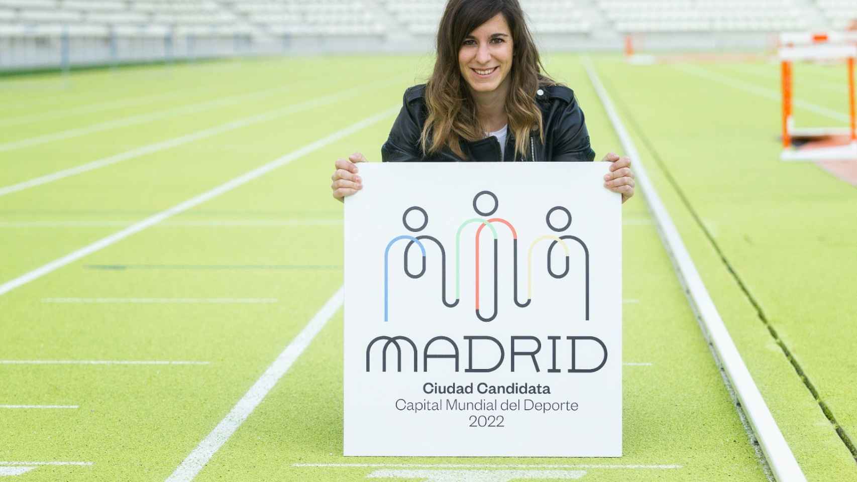 Sofía Miranda posa con el logo de la candidatura de Madrid Capital Mundial del Deporte